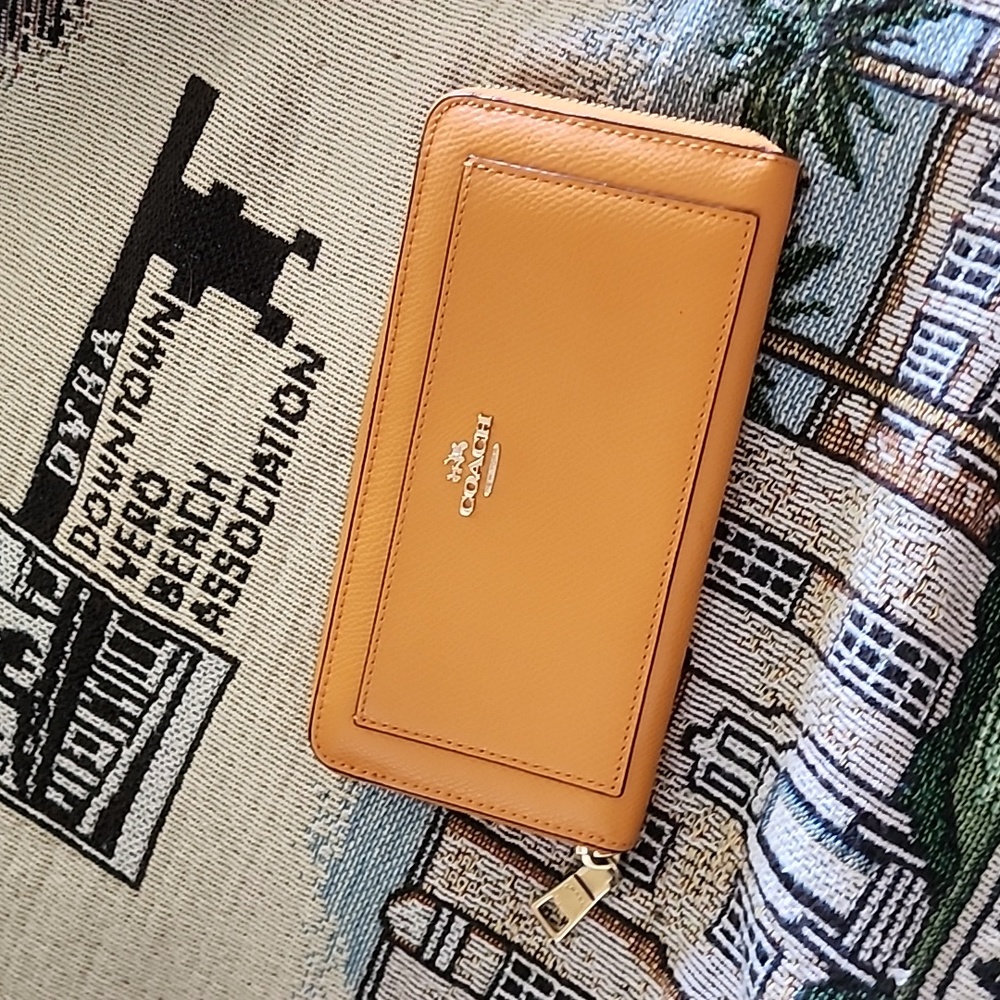 Coach Darcy Zip Around Accordion style Crossgrain Leather Wallet